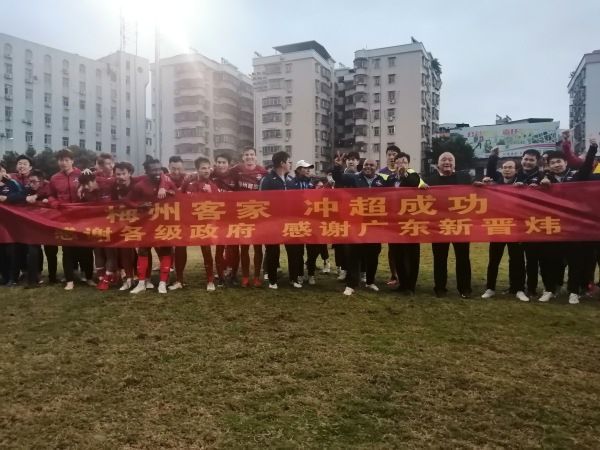 第71分钟，科纳特中场带球推进，加克波禁区前沿内切一步劲射破门，利物浦3-0西汉姆！